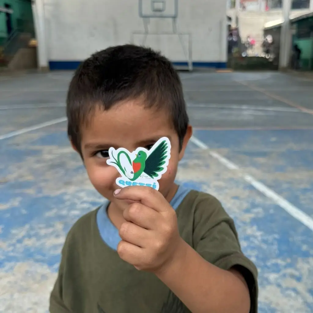 Proyecto Quetzi, de apoyo con utiles escolares y de arte para la escuela oficial de Palencia Guatemala, organizado por la migrante guatemalteca Rosario Rodríguez – SoyMigrante.com – SoyMigrante.com