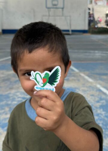 Proyecto Quetzi, de apoyo con utiles escolares y de arte para la escuela oficial de Palencia Guatemala, organizado por la migrante guatemalteca Rosario Rodríguez – SoyMigrante.com