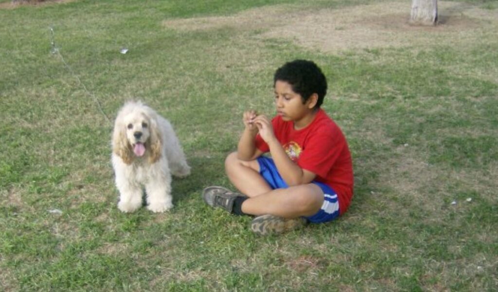 Memorias de infancia. Fotografía de Brandon con su mascota en 2010. En aquel tiempo la escuela informó a su mamá que él tenía una inteligencia superior. (Fotografía Ingrid López) – SoyMigrante.com – SoyMigrante.com