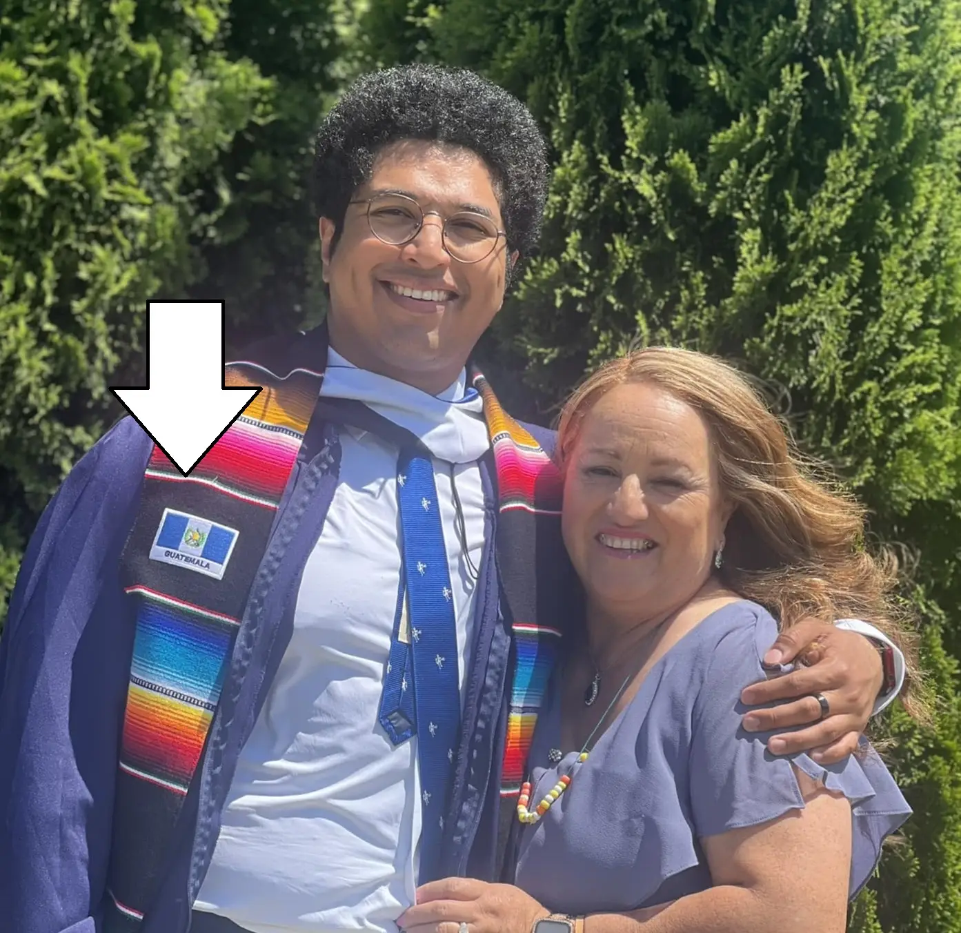 "Mi verdadero diploma es ver la felicidad de mi mamá, pues ella ha luchado por mí toda la vida. Un diploma es un papel, pero el amor de ella es un tesoro", dice Brandon López. Escena de la graduación el 12 de mayo en Duke Universitty. "Y me sentí orgulloso de llevar la bandera de Guatemala en mi graduación", agrega. – SoyMigrante.com – SoyMigrante.com