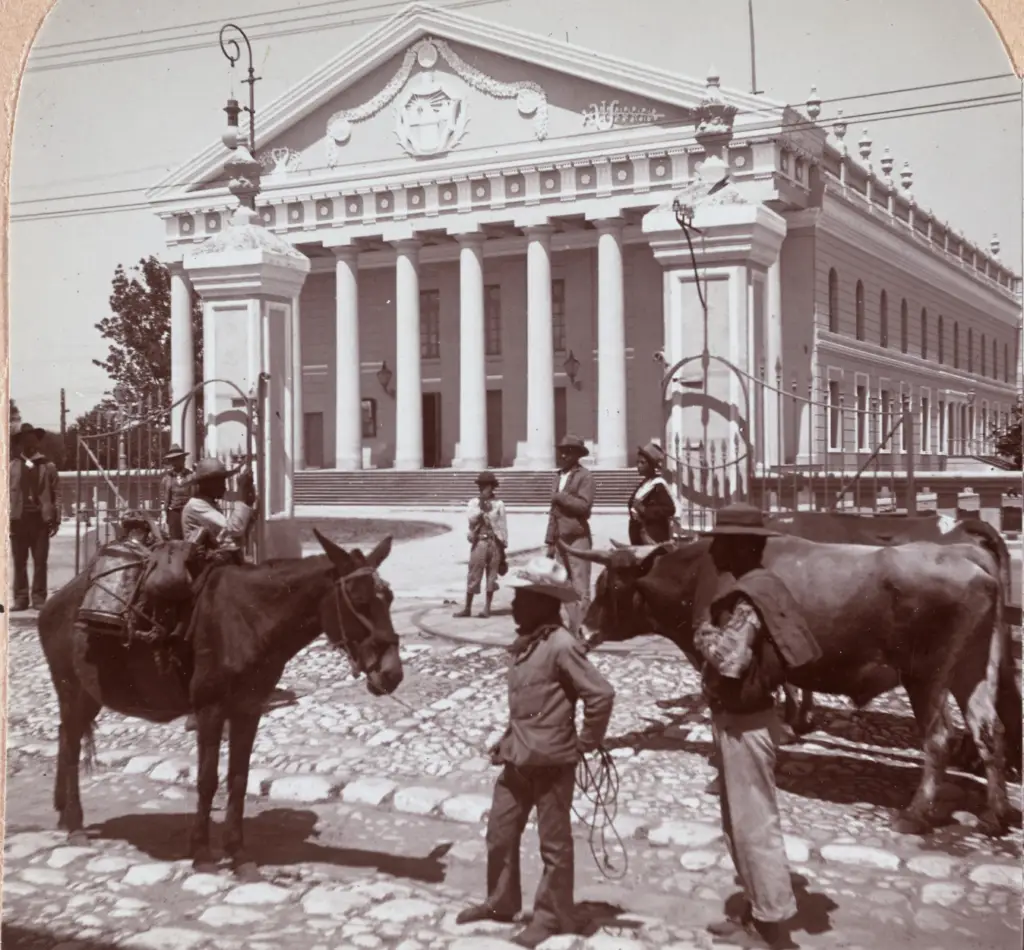 El Teatro Carrera fue construido por orden del presidente Rafael Carrera en 1858. Después de 1871 fue llamado Teatro Nacional y después Teatro Colón. Fue dañado por los terremotos de 1917-1918 y fue demolido en 1924. – SoyMigrante.com – SoyMigrante.com