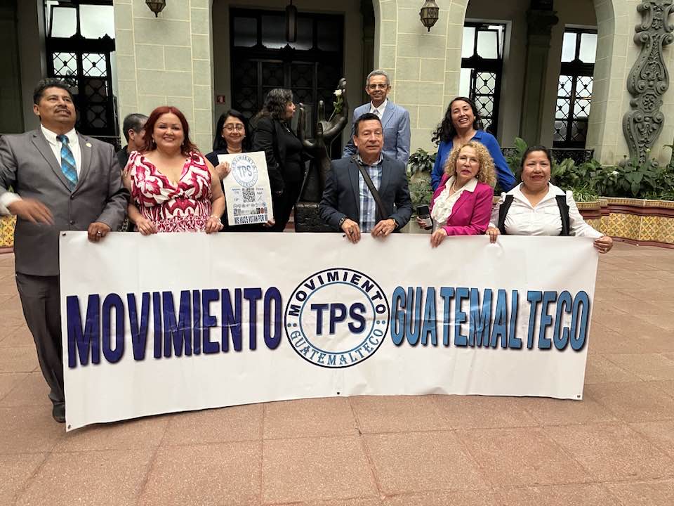 Visita de la delegación de líderses migrantes del Movimiento TPS Guatemalteco, al Palacio Nacional el 25 de junio. Fueron atendidos por el Presidente de la República Bernardo Arévalo.