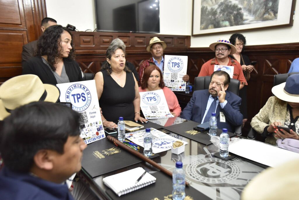 El 26 de junio, los líderes migrantes que recaudan firmas y apoyos para el TPS fueron recibidos por el presidente del Congreso de la República de Guatemala. (Foto Movimiento TPS Guatemalteco)