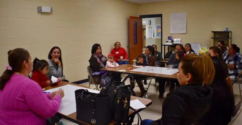 Los programas educativos de La Paz dirigidos por Jessica Cliche incluyen reuniones para tomar un café mientras se conversa de temas de autoestima, cuidado de los hijos o apoyo escolar. (Fotografía La Paz) – SoyMigrante.com – SoyMigrante.com