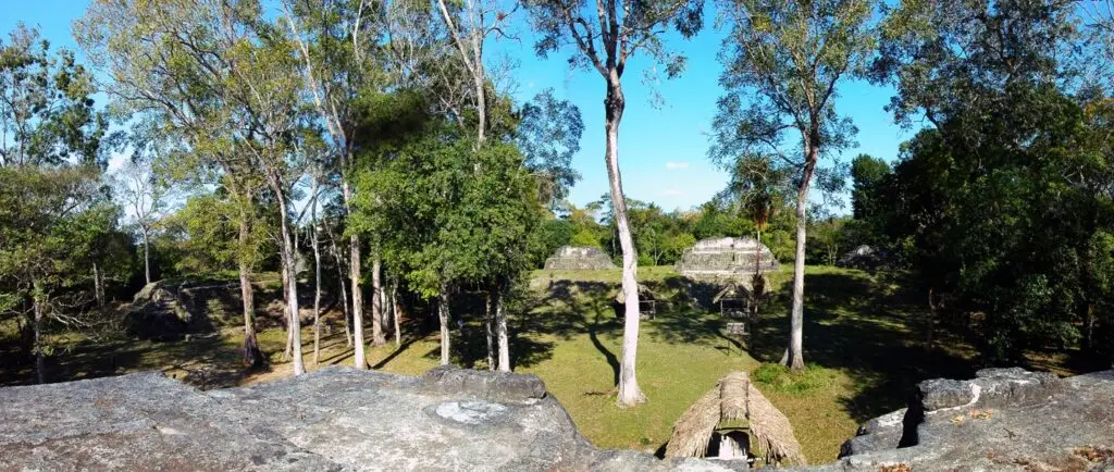 Esta es la plaza del grupo E de Uaxactún, cuyas estructuras están alineadas con la posición del sol en los solsticios y el equinoccio. (Fotografía Creative Commons) – SoyMigrante.com – SoyMigrante.com