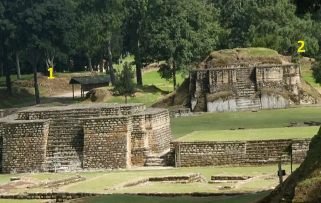 Los llamados templos 1 y 2, de Iximché, numerados en la fotografía, pertenecen a la Plaza A. El templo o estructura 2 está orientado hacia la salida del sol en el día del solsticio de verano. – SoyMigrante.com – SoyMigrante.com