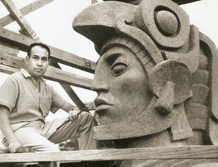 Escultura del héroe nacional de Guatemala Tecún Umán, junto a su autor, el maestro Roberto Gonzalez Goyri (1924-2007) – SoyMigrante.com – SoyMigrante.com