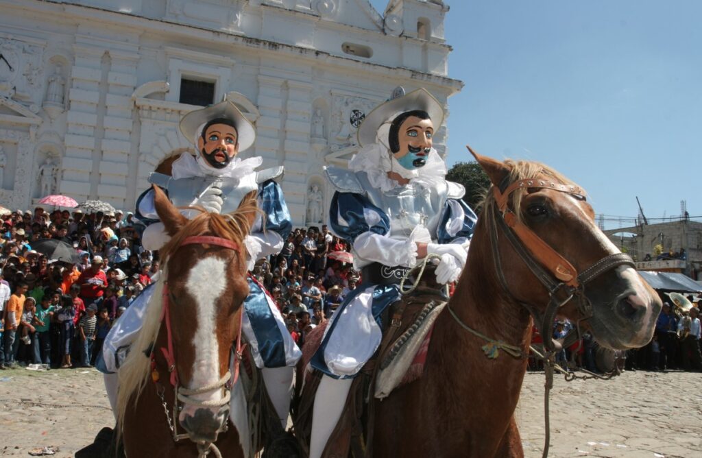 En la representación del Baile de la Conquista de Rabinal, Baja Verapaz, los españoles entran a caballo. (Fotografía Edwin Castro) – SoyMigrante.com – SoyMigrante.com