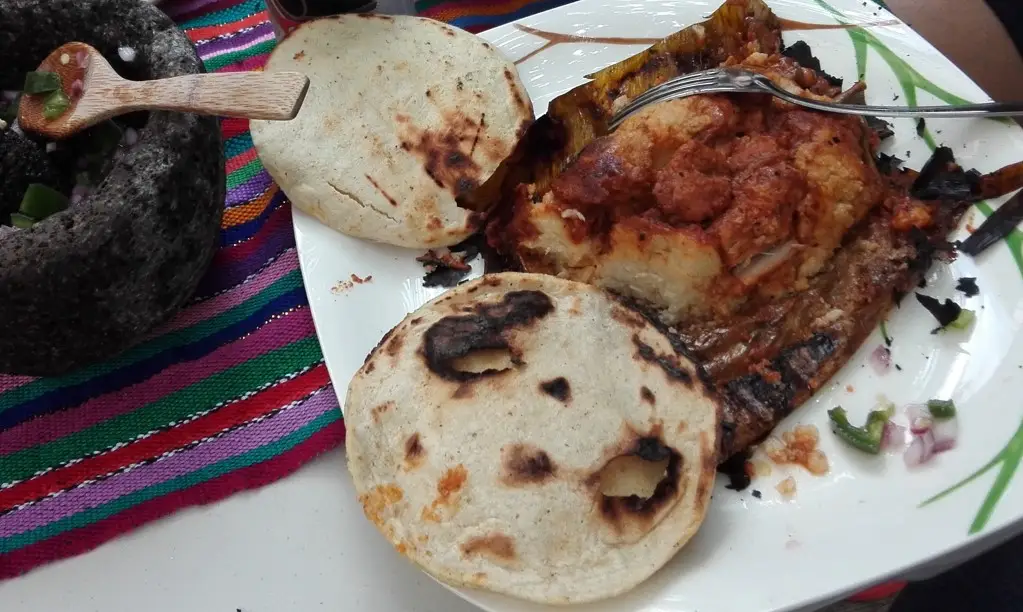 El tamal de maíz también tiene un ascendiente prehispánico, al igual que las tortillas. Es una delicia para muchos guatemaltecos acompañar el tomal con tortillas tostadas. – SoyMigrante.com – SoyMigrante.com