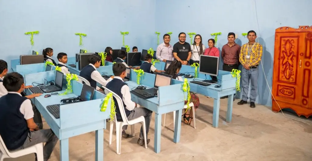 El más reciente proyecto de Café con Causa, logrado gracias al apoyo de quienes compran paquetes de café, fue el laboratorio de computación para el Instituto Básico de la aldea Guaisná, San Mateo Ixtatán, Huehuetenango. Beneficia a 68 estudiantes. – SoyMigrante.com – SoyMigrante.com