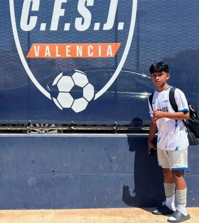 Jared Solís, de 15 años, se encuentra participando en este mes de un campamento de futbol en España. El equipo de su academia se ha enfrentado a equipos Sub 16 de Valencia, Madrid, y Barcelona entre otros. – SoyMigrante.com – SoyMigrante.com