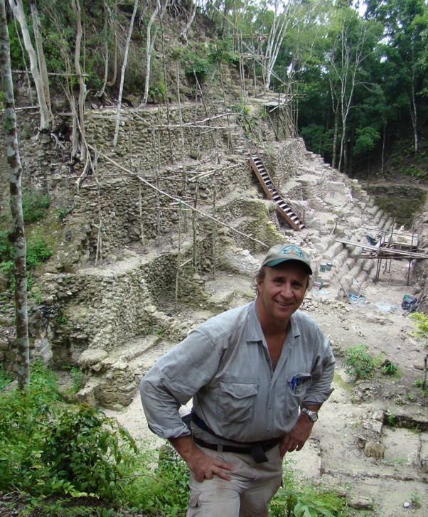 El arqueólogo estadounidense Richard Hansen ha dirigido la exploración de El Mirador desde 1989 y lucha porque este sitio sea restaurado al nivel de Tikal, para que se convierta en faro de cultural, fuente de recursos por ecoturismo y para promover la conservación de la Biósfera Maya. – SoyMigrante.com – SoyMigrante.com