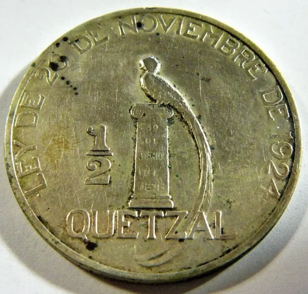 Las primeras monedas de Quetzal empezaron a ser acuñadas en 1925. La reforma monetaria que dio origen a la actual moneda de Guatemala ocurrió en noviembre de 1924. Moneda de "medio Quetzal", es decir 50 centavos