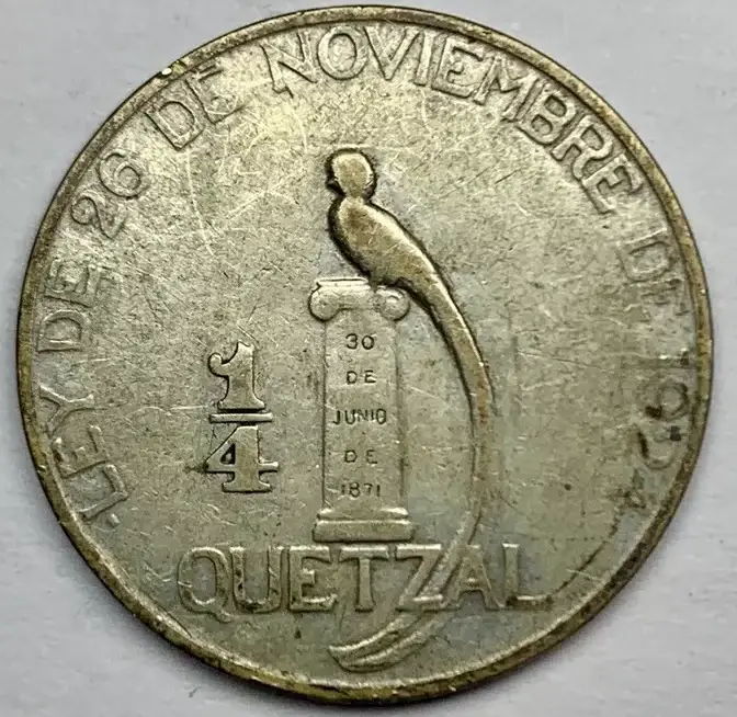 Las primeras monedas de Quetzal empezaron a ser acuñadas en 1925. La reforma monetaria que dio origen a la actual moneda de Guatemala ocurrió en noviembre de 1924. Moneda de "un cuarto de Quetzal", es decir 25 centavos. Eran de plata.