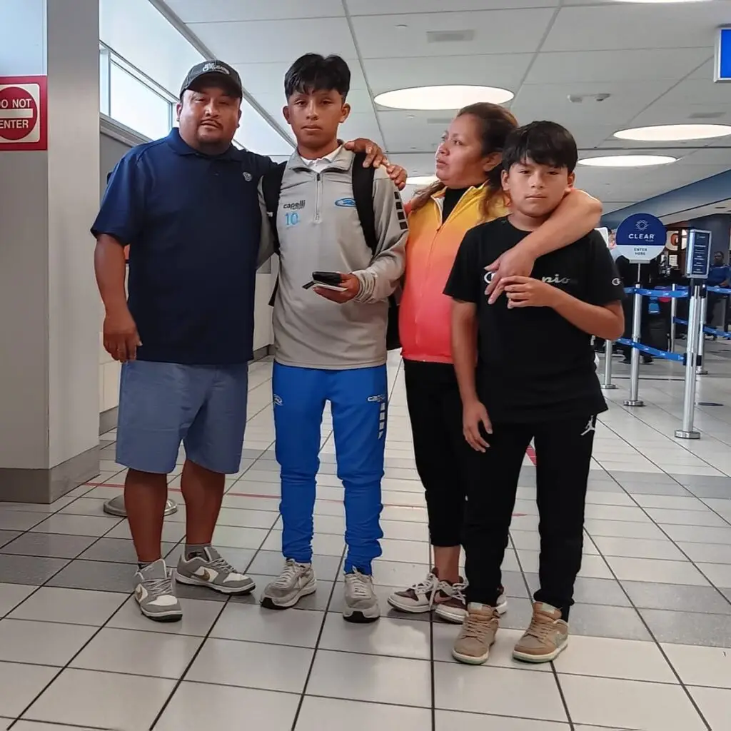 Alex Solís y Sonia Lucas, junto a sus hijos mayores Jared y Hamilton, Ambos practican el futbol en Missouri y ya han figurado en la selección de la Academia Rush, donde entrenan gracias a becas recibidas. – SoyMigrante.com – SoyMigrante.com