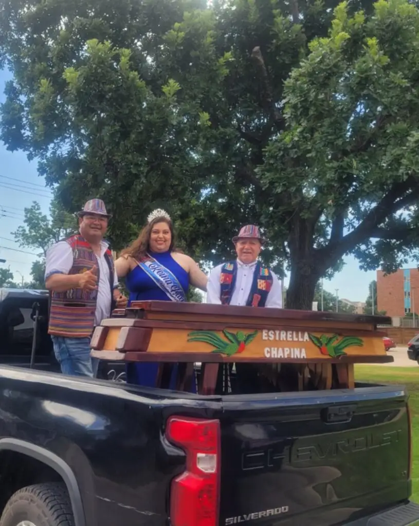 Don Benvenuto Barrios y su sobrino Rudy Barrios interpretaron la marimba durante el desfile de Independencia en Oklahoma. Les acompaña Jessica Cifuentes Reina Cultural. (Foto Guatemaltecos en Oklahoma) – SoyMigrante.com