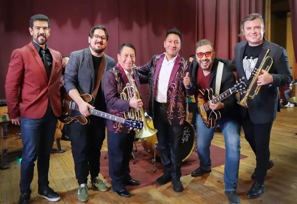 La banda Malacates Trebol Shop en el Teatro Municipal de Totonicapán, con Miguel Ángel y Lalo Tzul, con cuya marimba grabaron uno de los temas de la producción Malacates Marimba. – SoyMigrante.com – SoyMigrante.com