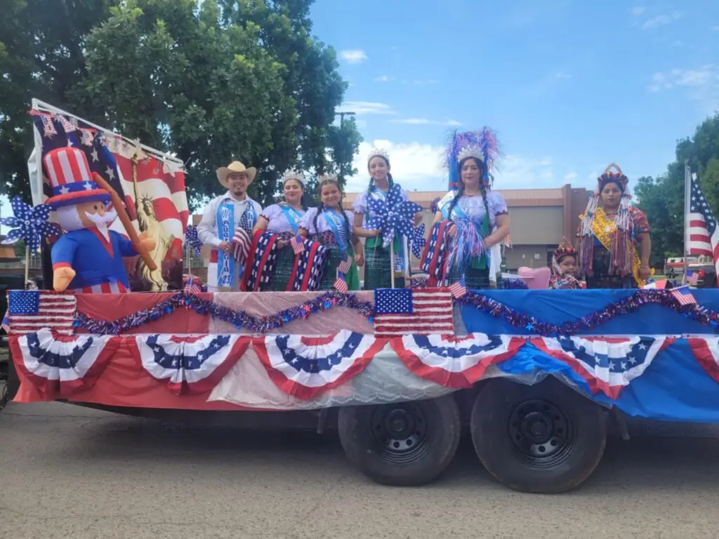 Una plataforma de remolque reunió colores emblemáticos de EStados Unidos y banderas de Guatemala, así como integrantes de la comunidad chapina ataviados con indumentaria indígena, en el desfile de independencia en Bethany, Oklahoma. (Foto cortesía Guatemaltecos en Oklahoma) – SoyMigrante.com – SoyMigrante.com