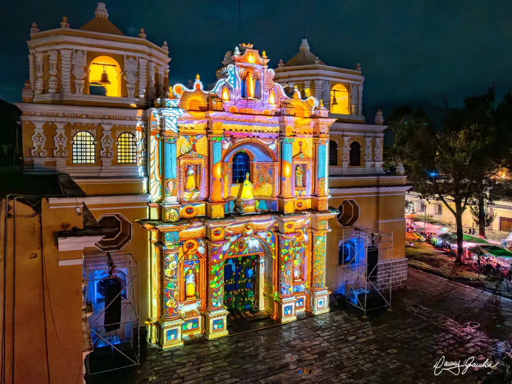 Templo La Merced de Antigua Guatemlaa durante espectáculo de mapping en Festival de la Luz. Fotografías cortesía de Danny Gamboa.