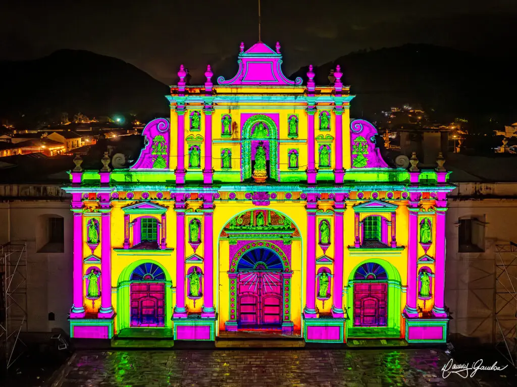 Catedral de Antigua Guatemlaa durante espectáculo de mapping en Festival de la Luz. Fotografías cortesía de Danny Gamboa.