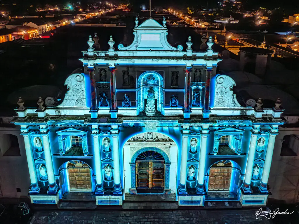 Catedral de Antigua Guatemlaa durante espectáculo de mapping en Festival de la Luz. Fotografías cortesía de Danny Gamboa.