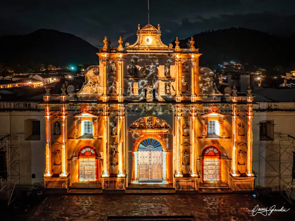 Catedral de Antigua Guatemlaa durante espectáculo de mapping en Festival de la Luz. Fotografías cortesía de Danny Gamboa.