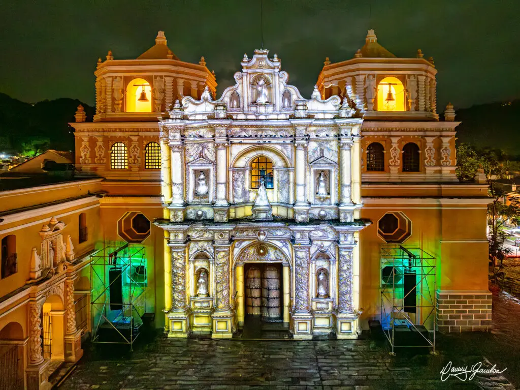 Templo La Merced de Antigua Guatemlaa durante espectáculo de mapping en Festival de la Luz. Fotografías cortesía de Danny Gamboa.