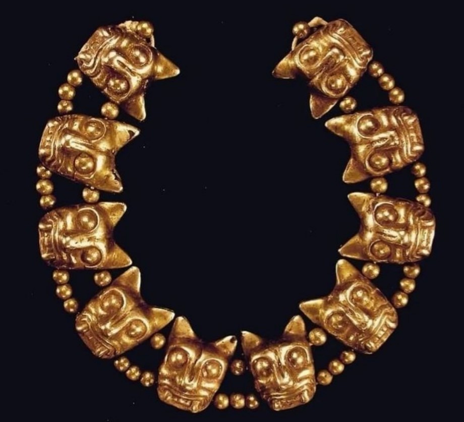 Collar de oro con 10 pequeñas cabezas de jaguar, localizado en las excavaciones de 1950. Es una de las más valiosas piezas prehispánicas de Iximché y de toda la arqueología maya. – SoyMigrante.com – SoyMigrante.com