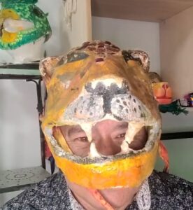 David Aguilar luce una máscara de jaguar, confeccionada artesanalmente por él mismo en Canadá. Es uno de muchos personajes de las representaciones del grupo Jaguar Ix Balam, que ´fundó en 2021 en Quebec, Canadá. – SoyMigrante.com – SoyMigrante.com
