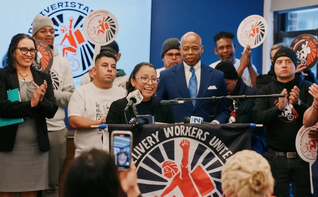 Gustavo Ajché, de Blanco, durante una de las reuniones de los Deliveristas Unidos con el alcalde de Nueva York Eric Addams. (Foto Deliveristas Unidos) – SoyMigrante.com – SoyMigrante.com