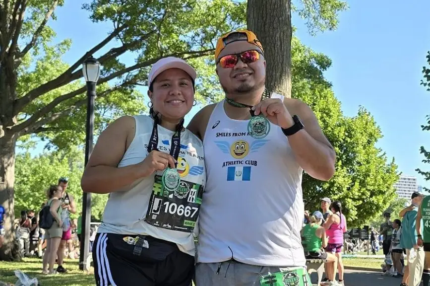 ¡Vamos Guatemala!, suelen gritarles por la calle a Iris y Juan Yojcom cuando salen a ejercitarse o al participar en alguna carrera en Nueva York. Suelen usar playeras con la bandera de Guatemala, porque se sienten orgullosos de su origen y desean generar oportunidades en su país. (Foto cortesía Juan Yojcom) – SoyMigrante.com – SoyMigrante.com