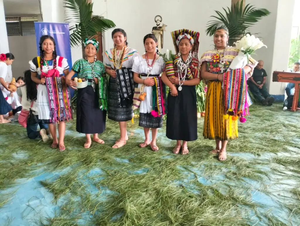 Recepción de inicio del certamen Rabin Ajau efectuada el miércoles 24 de julio. Las participantes aparecen agrupadas por el departamento al que pertenecen: SAN MARCOS. (Fotografías cortesía de Angel Martín Tax)