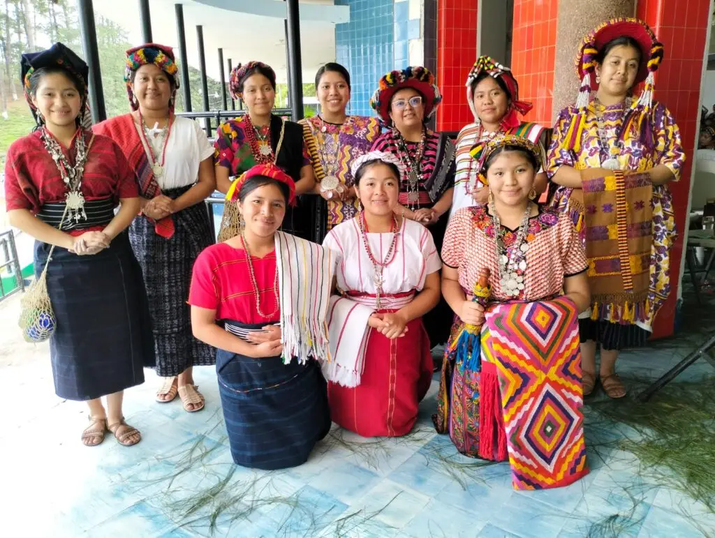 Recepción de inicio del certamen Rabin Ajau efectuada el miércoles 24 de julio. Las participantes aparecen agrupadas por el departamento al que pertenecen: QUETZALTENANGO (Fotografía cortesía Angel Martin Tax)