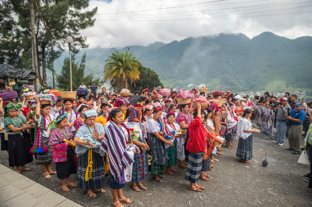 Al finalizar las candidatas son trasladadas a la entrada de Cobán, cabecera de Alta Verapaz, para el tradicional desfile de entrada. Tactic está a 30 kilómetros de Cobán. (Foto Abel Juárez) – SoyMigrante.com