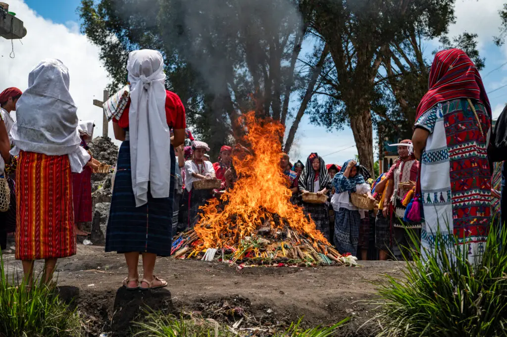 Esta ceremonia en Tactic, Alta Verapaz tiene lugar al iniciar cada certamen de Rabin Ajau (Foto Abel Juárez) – SoyMigrante.com