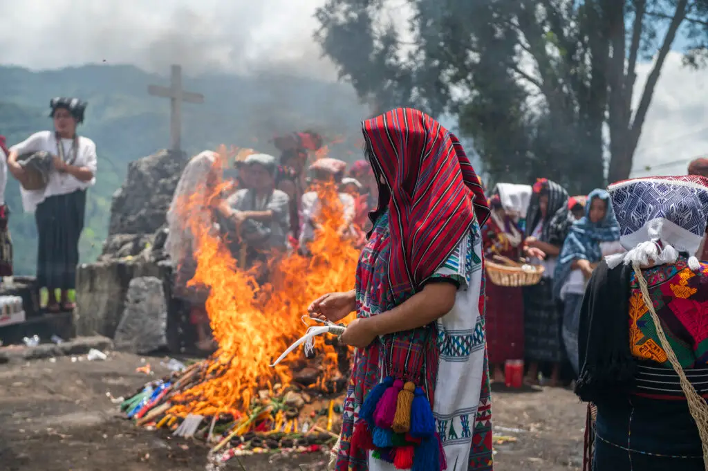 Con velas, fuego y pom, incienso ceremonial, se elevaron plegarias al Corazón del Cielo, en Chi Ixim, en Tactic, Alta Verapaz, (Foto Abel Juárez) – SoyMigrante.com