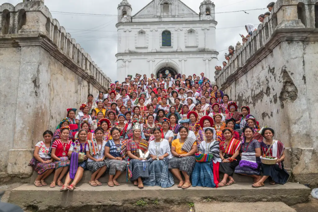 La foto oficial de todas las participantes junto a la Rabin Ajau saliente Madelyn Miranda Toyom Canastuj. (Foto Abel Juárez) – SoyMigrante.com