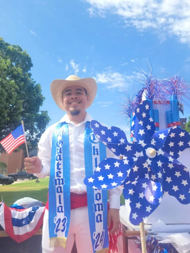 Míster Oklahoma, Brian de León, es un joven de familia migrante guatemalteca que también se hizo presente al desfile. – SoyMigrante.com