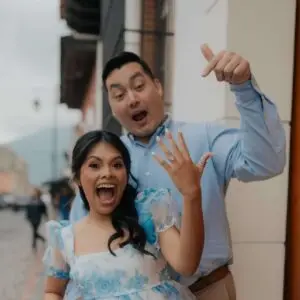 Elizabeth Cotí, maestra de Texas, de padres migrantes guatemaltecos, se comprometió en Antigua Guatemala y celebrará aquí su boda en 2025. – SoyMigrante.com – SoyMigrante.com