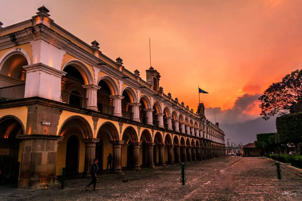 Palacio de los Capitanes Generales de Antigua Guatemala. La ciudad colonial recibió en 2023 1.6 millones de visitantes; es el principal destino turístico del país y sus ruinas coloniales despiertan la fascinación de propios y extraños. (Fotografía Abel Juárez) – SoyMigrante.com – SoyMigrante.com