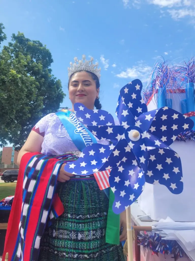 Damileydi Maldonado Miss Guatemala Oklahoma 2023-2024, formó parte de la vistosa caravana del Día de la Independencia. – SoyMigrante.com