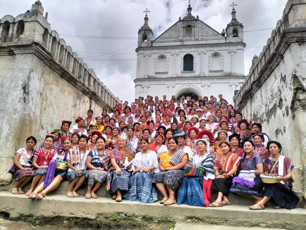 Las 114 jóvenes guatemaltecas que participan en la elección 2024. Cada una representa a un municipio de Guatemala. Junto a ellas está la Rabin Ajau saliente, Marleny Miranda Toyom Canastuj de Tptonicapán. Están reunidas en el emblemático Calvario de Cobán, Alta Verapaz. (Fotografía Angel Martín Tax-Noticias La Esfinge) – SoyMigrante.com – SoyMigrante.com