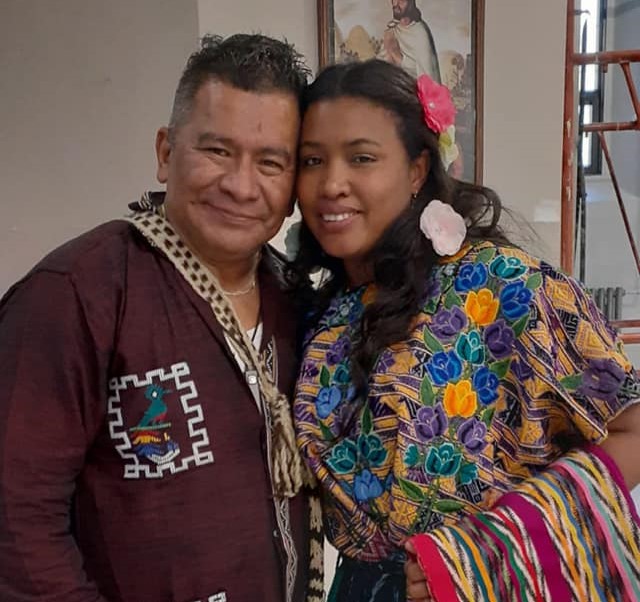David Aguilar Carranza junto a su esposa, quien también forma parte del grupo Jaguar Ix Balam en Canadá. – SoyMigrante.com – SoyMigrante.com