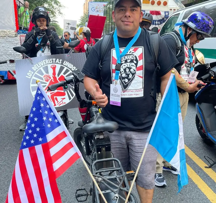 Gustavo Ajché se siente orgulloso de ser guatemalteco y de formar parte de un movimiento laboral trascendental para un sectoir que estaba desprotegido en Estados Unidos. Foto de la marcha de 2021. – SoyMigrante.com – SoyMigrante.com