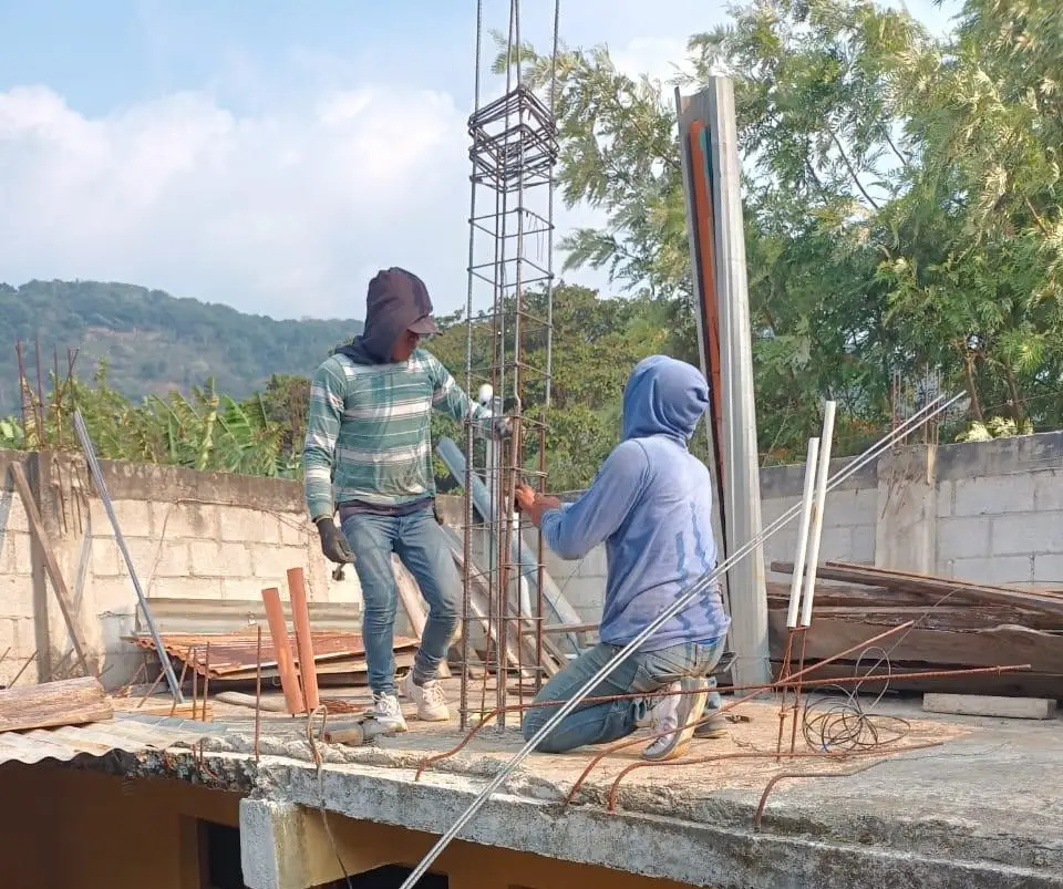 A lo largo de un año se desarrolló la construcción. No fue fácil ni tan rápido como hubieraen querido. Pero la perseverancia mantuvo a Juan e Iris en ruta a su objetivo. (Foto cortesía de Juan Yojcom) – SoyMigrante.com – SoyMigrante.com