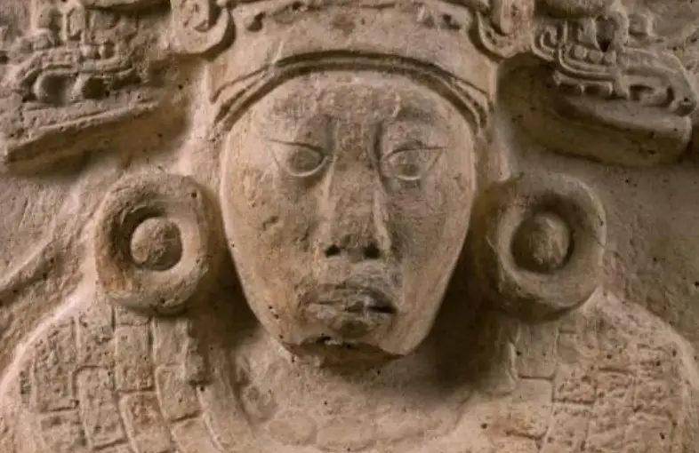 El Gobernante 4 asumió el trono cuando tenía aproximadamente 27 años. Su juventud se refleja gracias a la calidad de la escultura en piedra. (Fotografía del sitio del Museum of Fine Arts, Houston presentada para propósitos educativos) – SoyMigrante.com – SoyMigrante.com