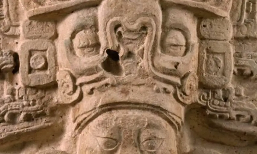 El tocado tiene plumas de quetzal y también una cabeza de tortuga, emblema de la dinastía que gobernó Piedras Negras por casi 400 años. (Fotografía Museo de Bellas Artes de Houston, utilizada solo con propósitos educativos) – SoyMigrante.com – SoyMigrante.com