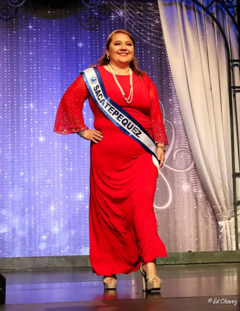 En el certamen Mrs. Red Migrante Guatemala, Delia Carías, de Sacatepéquez fue reconocida como Señora Movimiento TPS. (Fotografía Edgar Chávez) – SoyMigrante.com – SoyMigrante.com