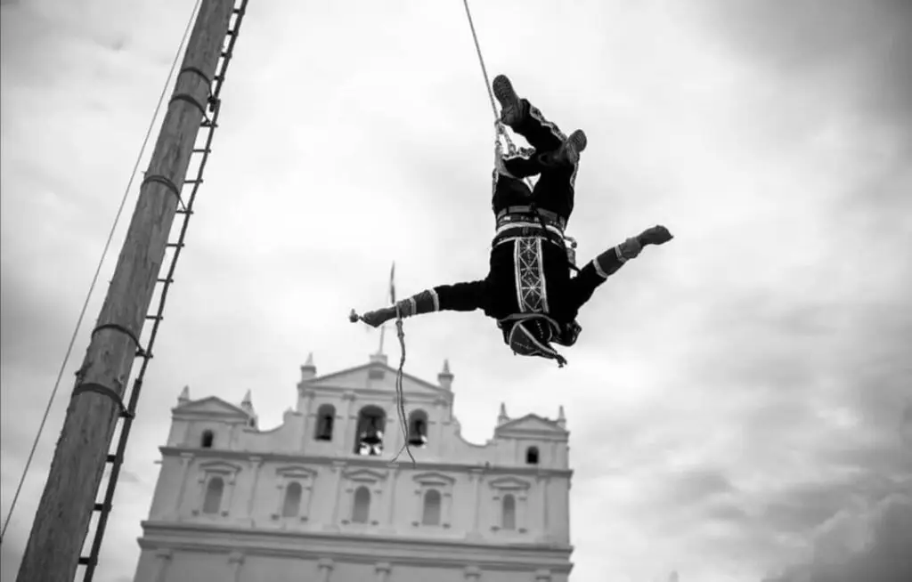 Santiago Billy utilizó película en blanco y negro para reflejar la magnificencia y tradición del Palo Volador. Fotografía de Santiago Billy, expuesta en el Bronx Center. – SoyMigrante.com – SoyMigrante.com