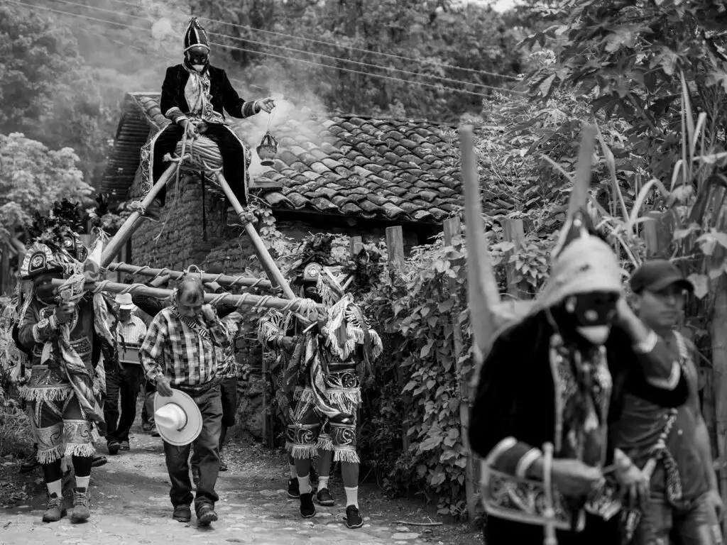 La documentación efectuada por Santiago Billy abarcó todos los pasos del ceremonial, incluyendo el traslado del tronco y del volante que gira en su extremo superior. (Fotografía de Santiago Billy)